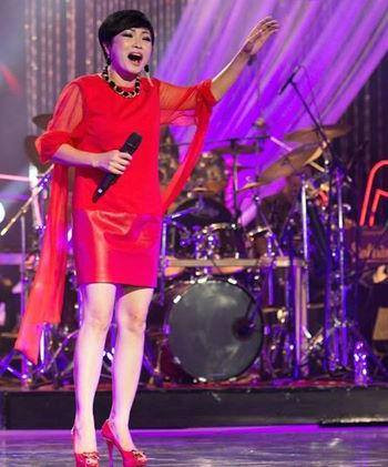 Phương Thanh hát như mọi nỗi niềm được ôm hết vào lòng ... Phương Thanh hát như mọi nỗi niềm được ôm hết vào lòng ...