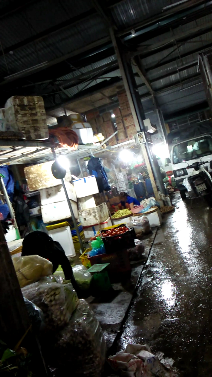 Các công ty cung cấp thực phẩm hầu hết lấy thực phẩm ở các chợ sau đó phù phép giấy tờ trở thành thực phẩm sạch (Ảnh: Vũ Ninh) Các công ty cung cấp thực phẩm hầu hết lấy thực phẩm ở các chợ sau đó phù phép giấy tờ trở thành thực phẩm sạch (Ảnh: Vũ Ninh)