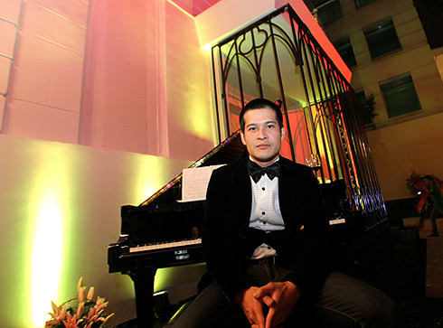 'Vì đã tiên liệu được khán giả có thể sẽ thắc mắc, nên tôi đã cẩn trọng hỏi trước đại diện đơn vị tổ chức chương trình và cá nhân Minh Quân từ buổi tổng duyệt. PR cho những công việc sắp diễn ra tại các sự kiện đông người theo dõi là việc bình thường thôi. Chương trình này hỗ trợ qua lại với chương trình khác để khán giả có được thông tin theo dõi sự kiện', Đạo diễn Việt Tú trả lời câu hỏi tại sao lại tranh thủ mời Minh Quân tham gia show diễn ngay trên sân khấu BNHV (Theo Vnexpress) 'Vì đã tiên liệu được khán giả có thể sẽ thắc mắc, nên tôi đã cẩn trọng hỏi trước đại diện đơn vị tổ chức chương trình và cá nhân Minh Quân từ buổi tổng duyệt. PR cho những công việc sắp diễn ra tại các sự kiện đông người theo dõi là việc bình thường thôi. Chương trình này hỗ trợ qua lại với chương trình khác để khán giả có được thông tin theo dõi sự kiện', Đạo diễn Việt Tú trả lời câu hỏi tại sao lại tranh thủ mời Minh Quân tham gia show diễn ngay trên sân khấu BNHV (Theo Vnexpress)