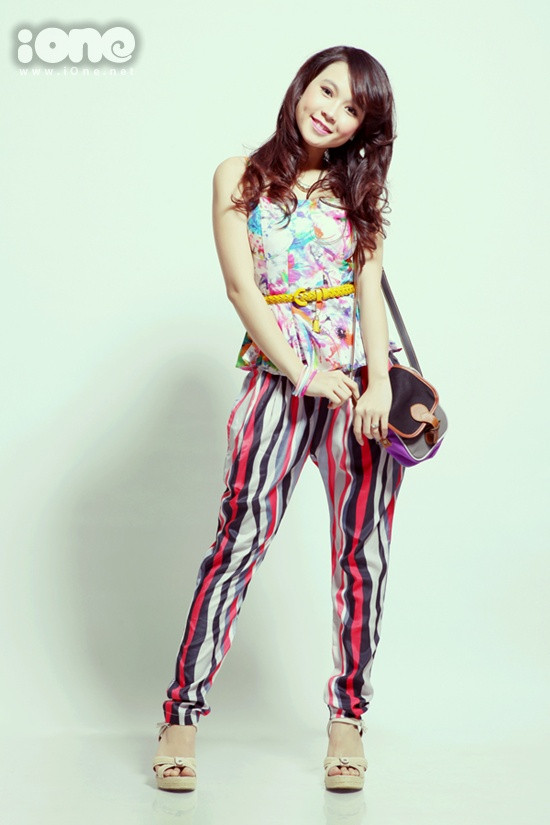 Hot girl Sam đáng yêu bên những gam màu trẻ trung và sôi động. Hot girl Sam đáng yêu bên những gam màu trẻ trung và sôi động.