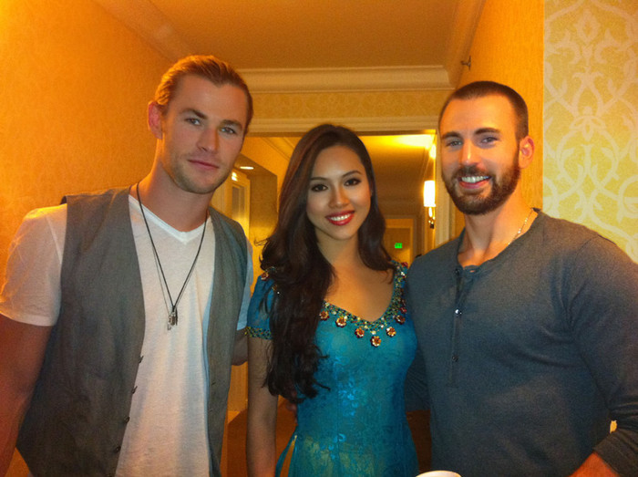 Hoàng My cười tươi bên 2 diễn viên Chris Hemsworth trong vai Thor - Thần Sấm (trái) và Chris Evan (trong vai Captain America). (Giaoduc.net.vn) Hoàng My cười tươi bên 2 diễn viên Chris Hemsworth trong vai Thor - Thần Sấm (trái) và Chris Evan (trong vai Captain America). (Giaoduc.net.vn)