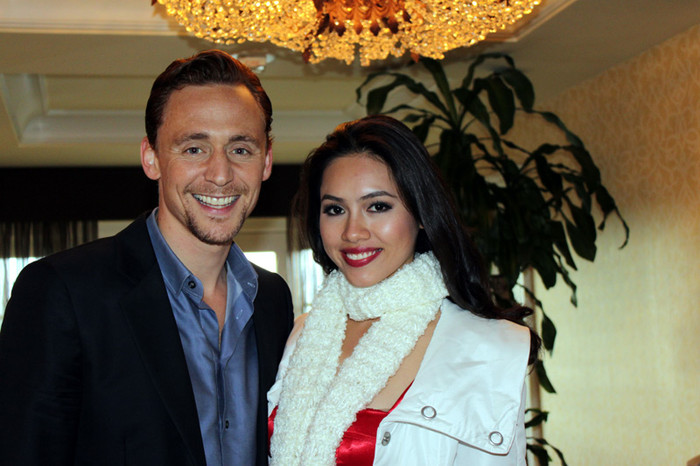 Hoàng My gợi cảm bên cạnh diễn viên Tom Hidlleston. Côđã có dịp gặp gỡ, trò chuyện với các ngôi sao hàng đầu Hollywood như Chris Hemsworth, Chris Evan, Mark Ruffalo...trong buổi họp báo toàn cầu của bộ phim The Avengers tại Hollywood - Los Angeles, từ ngày 11 đến 13/4 (tức 12 đến 14/4 theo giờ Việt Nam). Hoàng My gợi cảm bên cạnh diễn viên Tom Hidlleston. Côđã có dịp gặp gỡ, trò chuyện với các ngôi sao hàng đầu Hollywood như Chris Hemsworth, Chris Evan, Mark Ruffalo...trong buổi họp báo toàn cầu của bộ phim The Avengers tại Hollywood - Los Angeles, từ ngày 11 đến 13/4 (tức 12 đến 14/4 theo giờ Việt Nam).