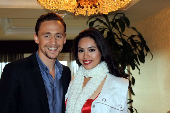 Hoàng My gợi cảm bên cạnh diễn viên Tom Hidlleston. Côđã có dịp gặp gỡ, trò chuyện với các ngôi sao hàng đầu Hollywood như Chris Hemsworth, Chris Evan, Mark Ruffalo...trong buổi họp báo toàn cầu của bộ phim The Avengers tại Hollywood - Los Angeles, từ ngày 11 đến 13/4 (tức 12 đến 14/4 theo giờ Việt Nam).