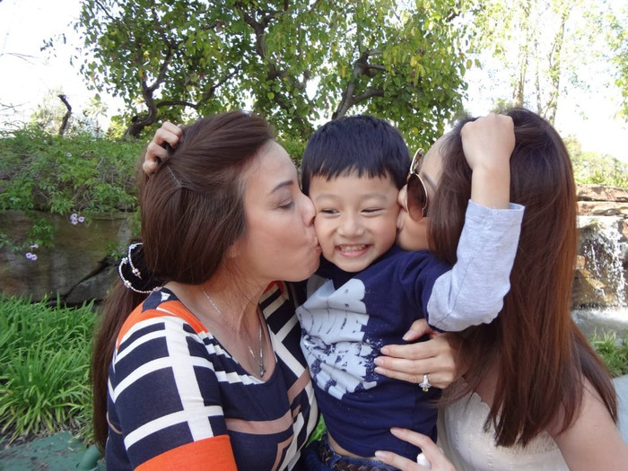 Tại bức ảnh này, cô hóm hỉnh chia sẻ cảm xúc: "Hotboy và 2 hotgirl" Tại bức ảnh này, cô hóm hỉnh chia sẻ cảm xúc: "Hotboy và 2 hotgirl"