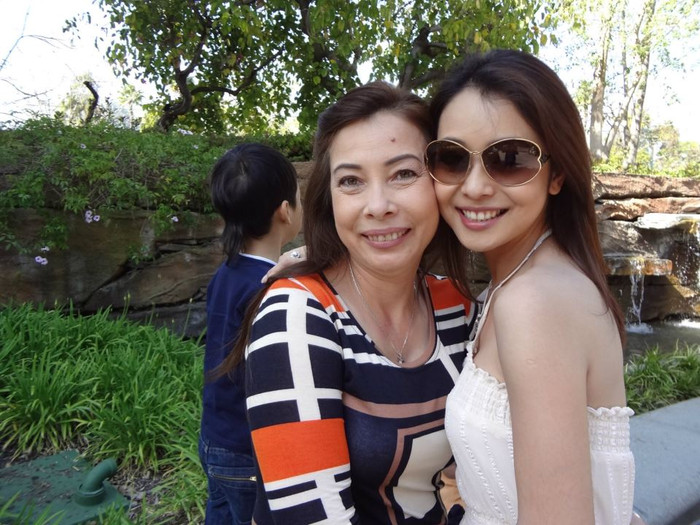 Ở một bức ảnh khác, Jennifer Phạm viết: "Giống mẹ không" Ở một bức ảnh khác, Jennifer Phạm viết: "Giống mẹ không"