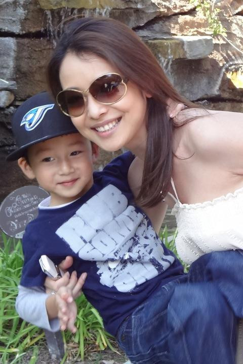 Và, dĩ nhiên, người không thể thiếu trong cuộc sống của Jennifer chính là con trai Bảo Nam. Và, dĩ nhiên, người không thể thiếu trong cuộc sống của Jennifer chính là con trai Bảo Nam.