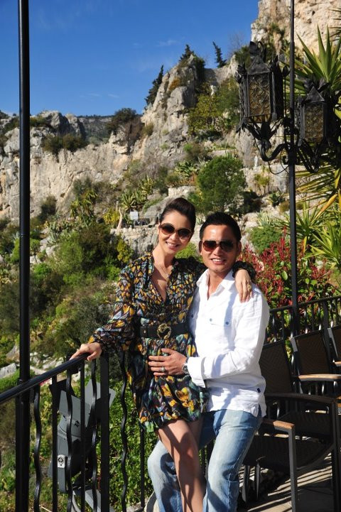 Hình ảnh Jennifer Phạm thân mật với bạn trai được đăng trên facebook cá nhân với dòng chữ: "Và con tim đã vui trở lại". Sau khi nhận được rất nhiều phản hồi của bạn bè, người hâm mộ, cô viết thêm một dòng chia sẻ: "Chia sẻ chút niềm vui của mình đến với các bạn thôi. Cảm ơn các bạn đã like và comment. À, cái tay ở bụng không phải như các bạn nghĩ đâu. Hình ảnh Jennifer Phạm thân mật với bạn trai được đăng trên facebook cá nhân với dòng chữ: "Và con tim đã vui trở lại". Sau khi nhận được rất nhiều phản hồi của bạn bè, người hâm mộ, cô viết thêm một dòng chia sẻ: "Chia sẻ chút niềm vui của mình đến với các bạn thôi. Cảm ơn các bạn đã like và comment. À, cái tay ở bụng không phải như các bạn nghĩ đâu.