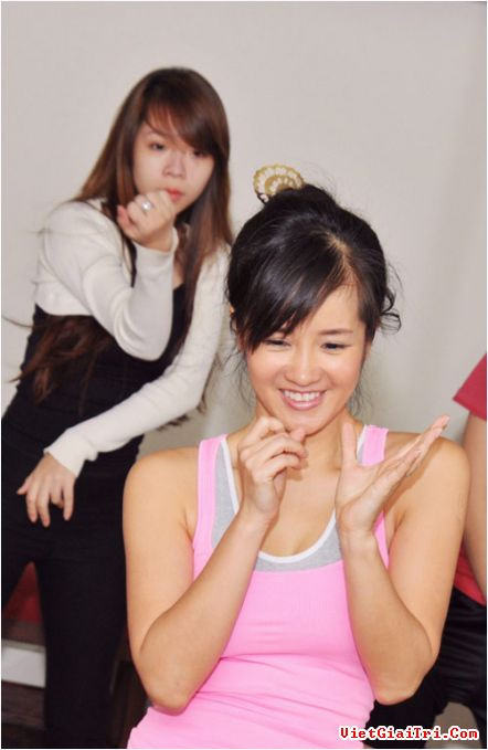 Cô bé đằng sau không khỏi ngạc nhiên khi nhìn thấy thần tượng mặc áo 3 lỗ.