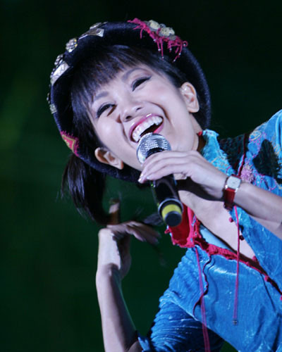 Cảm ơn mọi người đã khen mái tóc đuôi gà của em hôm nay nhé!