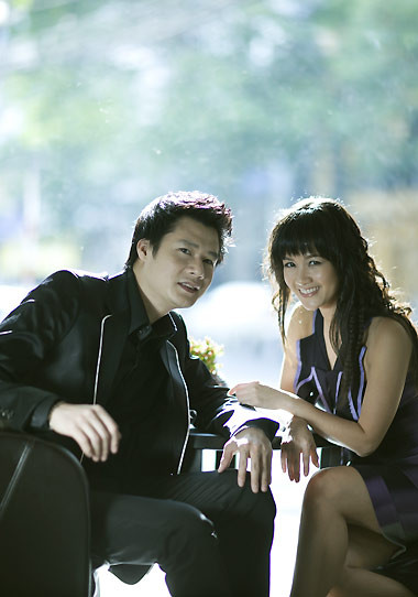 Quang Dũng: "Chị Nhung à, mấy người đi đường cứ nhìn mãi chị em mình thôi. Hai chị em cùng cười với mọi người đi"