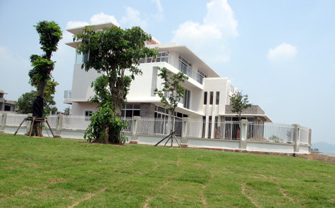 Toàn cảnh khu biệt thự 3 triệu USD. Lễ trao tặng ngày 30 tới có sự tham gia của lãnh đạo các cơ quan, sở, ban ngành tỉnh Quảng Ninh, các cựu lãnh đạo của tỉnh và một số các học sinh, sinh viên giỏi của tỉnh nhà, các cơ quan truyền thông cả nước. Toàn cảnh khu biệt thự 3 triệu USD. Lễ trao tặng ngày 30 tới có sự tham gia của lãnh đạo các cơ quan, sở, ban ngành tỉnh Quảng Ninh, các cựu lãnh đạo của tỉnh và một số các học sinh, sinh viên giỏi của tỉnh nhà, các cơ quan truyền thông cả nước.