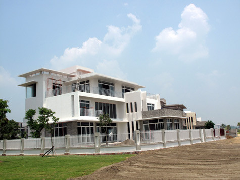 Trước đó, vào tháng 8/2010, ngay sau khi Giáo sư Ngô Bảo Châu đoạt giải thưởng Fields, ông Đào Hồng Tuyển đã có ý định tặng riêng Giáo sư căn biệt thự 3 triệu USD tại Tuần Châu nhưng GS Bảo Châu đã từ chối. Trước đó, vào tháng 8/2010, ngay sau khi Giáo sư Ngô Bảo Châu đoạt giải thưởng Fields, ông Đào Hồng Tuyển đã có ý định tặng riêng Giáo sư căn biệt thự 3 triệu USD tại Tuần Châu nhưng GS Bảo Châu đã từ chối.