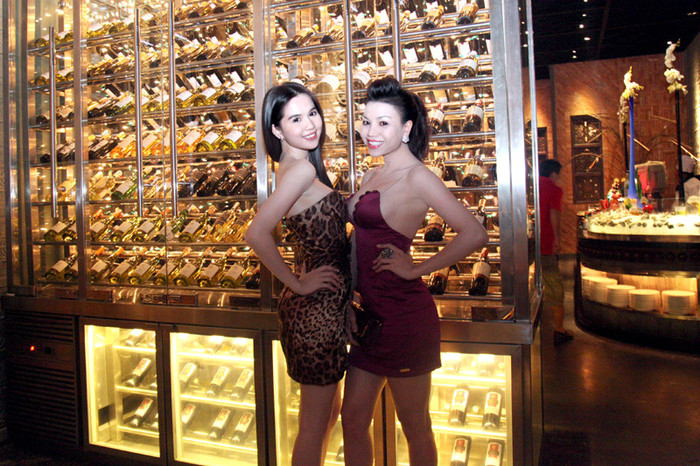 Tạo dáng bên Ngọc Trinh. Tạo dáng bên Ngọc Trinh.