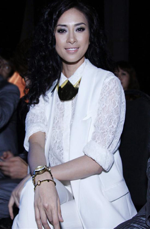 Ngô Thanh Vân tạo điểm nhấn cho cây trắng với những món phụ kiện ánh kim sáng lóa Ngô Thanh Vân tạo điểm nhấn cho cây trắng với những món phụ kiện ánh kim sáng lóa