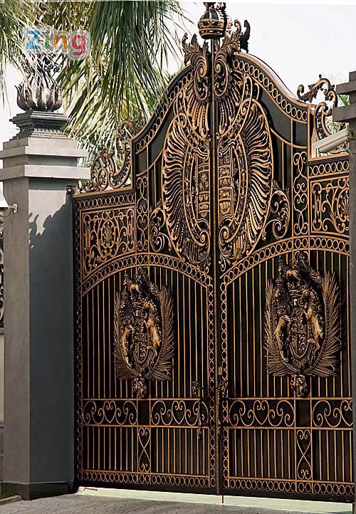 Cánh cổng ngôi biệt thự.