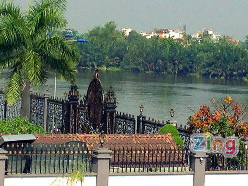 Nằm riêng biệt ở khu biệt thự cao cấp Thảo Điền, nơi có hàng loạt những tòa nhà cao ốc, ngôi biệt thự của gia đình chồng Tăng Thanh Hà rộng chừng 500m2. Bức tường trắng phủ một hàng cây xanh khiến không gian có phần lãng mạn, thơ mộng và tất nhiên là mát mắt hơn nhiều.