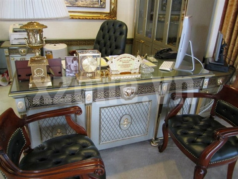 Phòng làm việc của bố chồng Hà Tăng.