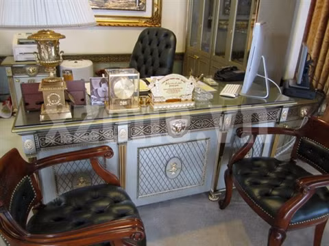 Phòng làm việc của bố chồng Hà Tăng.