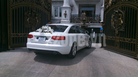 Chiếc A6 Hà mua có màu trắng, phiên bản 2.0. Lễ ký hợp đồng giao xe diễn ra ngay tại triển lãm AutoExpo ngày 10.6.2009.