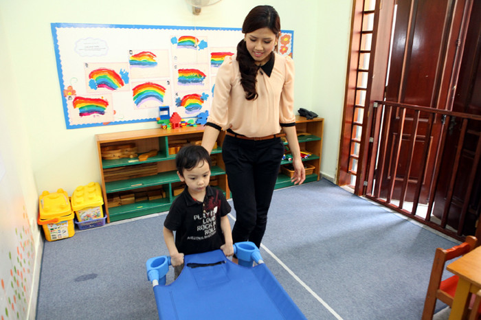 Người đẹp cùng chơi trò chơi với các bé mầm non. Người đẹp cùng chơi trò chơi với các bé mầm non.