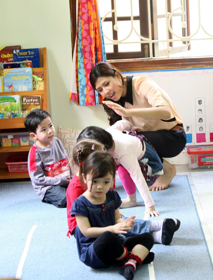 Nguyễn Thị Loan nâng một em nhỏ khi bị ngã. Nguyễn Thị Loan nâng một em nhỏ khi bị ngã.