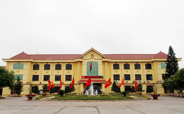 Sau gần 1 năm có kết luật chính thức về sai phạm của ông Nguyễn Văn Huy, Hiệu trưởng Trường trung học cơ sở Phương Liễu mới có quyết định tạm đình chỉ công tác. Lý do mà huyện Quế Võ đưa ra chưa xử lý cán bộ sai phạm là vẫn đang xem xét đơn khiếu nại của ông Huy.