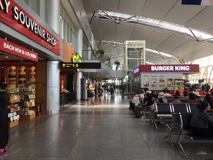 Nhiều hành khách trên chuyến bay Đà Nẵng - Hà Nội của hãng Vietnam Airlines bị chậm giờ bay 40 phút tại sân bay Đà Nẵng. Trong đó, có hành khách từng chịu cảnh bị chậm chuyến hơn 3 tiếng đồng hồ khi bay từ Hà Nội - Huế vào ngày 22/6. Ảnh: V.P Nhiều hành khách trên chuyến bay Đà Nẵng - Hà Nội của hãng Vietnam Airlines bị chậm giờ bay 40 phút tại sân bay Đà Nẵng. Trong đó, có hành khách từng chịu cảnh bị chậm chuyến hơn 3 tiếng đồng hồ khi bay từ Hà Nội - Huế vào ngày 22/6. Ảnh: V.P