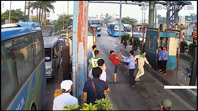 Hình ảnh tài xế đuổi đánh nhân viên thu phí BOT Tân Đệ vì cho rằng trạm thu phí này đã hết hạn. Ảnh: Cắt từ clip. Hình ảnh tài xế đuổi đánh nhân viên thu phí BOT Tân Đệ vì cho rằng trạm thu phí này đã hết hạn. Ảnh: Cắt từ clip.