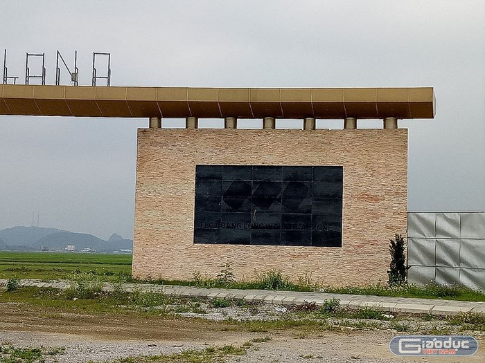 Nhiều năm Dự án FLC Hoàng Long (Thanh Hóa) chỉ có cái cổng chào, bên trong cỏ mọc hoang hóa. Nhiều hộ dân có đất trong dự án vẫn chưa được FLC đền bù. Ảnh: Hữu Chí. Nhiều năm Dự án FLC Hoàng Long (Thanh Hóa) chỉ có cái cổng chào, bên trong cỏ mọc hoang hóa. Nhiều hộ dân có đất trong dự án vẫn chưa được FLC đền bù. Ảnh: Hữu Chí.