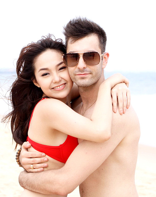 Trong clip ca khúc mới, Minh Hằng và Atanas không ngần ngại ôm nhau trên bãi biển. Trong clip ca khúc mới, Minh Hằng và Atanas không ngần ngại ôm nhau trên bãi biển.