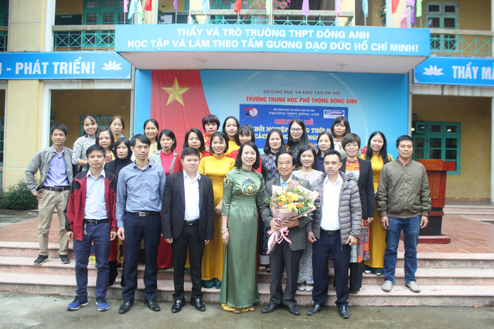 Tập thể cán bộ,giáo viên nhà trường chụp ảnh lưu niệm với Giáo sư Nguyễn Lân Dũng (Ảnh:V.N) Tập thể cán bộ,giáo viên nhà trường chụp ảnh lưu niệm với Giáo sư Nguyễn Lân Dũng (Ảnh:V.N)