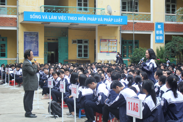 Giáo sư Nguyễn Lân Dũng giải đáp các câu hỏi của học sinh (Ảnh:V.N) Giáo sư Nguyễn Lân Dũng giải đáp các câu hỏi của học sinh (Ảnh:V.N)