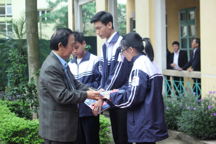 Giáo sư Nguyễn Lân Dũng ký tặng sách cho các bạn học sinh (Ảnh:V.N) Giáo sư Nguyễn Lân Dũng ký tặng sách cho các bạn học sinh (Ảnh:V.N)