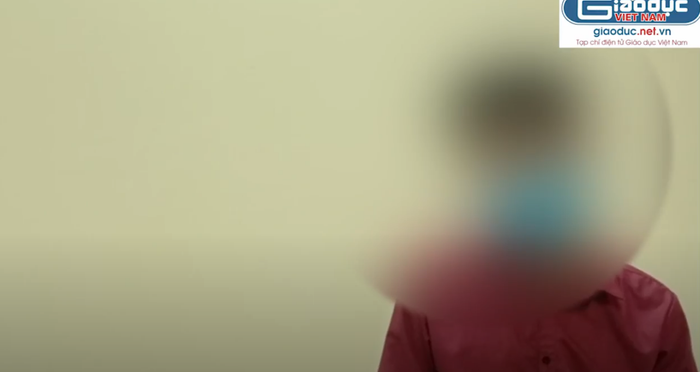 Tư vấn viên Q. nhiệt tình nói về thủ đoạn ghép lớp (Ảnh:V.N) Tư vấn viên Q. nhiệt tình nói về thủ đoạn ghép lớp (Ảnh:V.N)