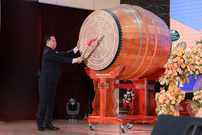 Phó Giáo sư, Tiến sĩ Lê Mạnh Hùng – Hiệu trưởng Trường Đại học Công đoàn đánh trống khai giảng năm học 2024-2025. Ảnh: NTCC Phó Giáo sư, Tiến sĩ Lê Mạnh Hùng – Hiệu trưởng Trường Đại học Công đoàn đánh trống khai giảng năm học 2024-2025. Ảnh: NTCC