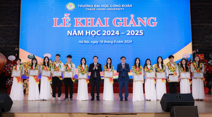 Trường Đại học Công đoàn vinh danh 13 thủ khoa đầu vào của trường. Ảnh: NTCC z5843032677258_37becff4d1f79213ec07785a2a327e9b.jpg