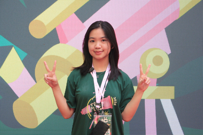 Em Vũ Ngọc An Khánh, học sinh lớp 12A2, Trường Trung học phổ thông Chuyên Ngoại Ngữ. Mười Cộng - 15.JPG