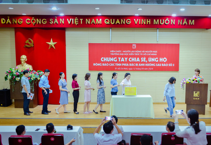 Cán bộ, viên chức, người lao động Trường Đại học Kiến trúc Thành phố Hồ Chí Minh tham gia đóng góp ủng hộ đồng bào vùng bão, lũ. Ảnh: NTCC ER_A24_3519.jpg