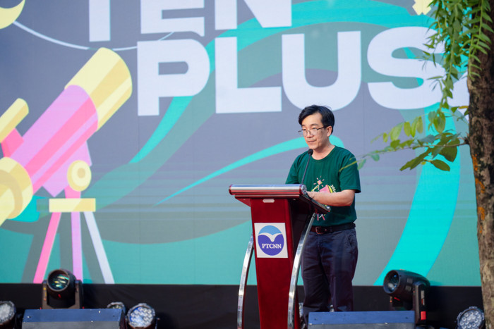 Thầy Nguyễn Phú Chiến - Hiệu trưởng Trường Trung học phổ thông Chuyên Ngoại ngữ. Mười Cộng - 8.jpg