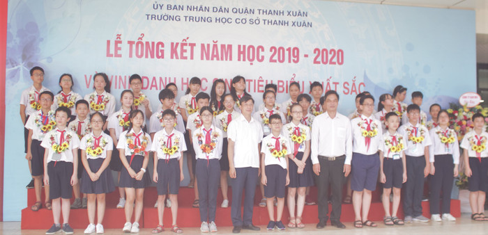 Tuyên dương học sinh tiêu biểu, có thành tích xuất sắc trong năm học qua (Ảnh: Đức Minh) Tuyên dương học sinh tiêu biểu, có thành tích xuất sắc trong năm học qua (Ảnh: Đức Minh)