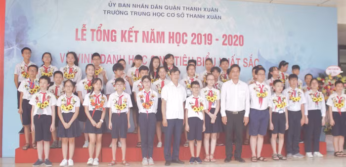 Tuyên dương học sinh tiêu biểu, có thành tích xuất sắc trong năm học qua (Ảnh: Đức Minh)