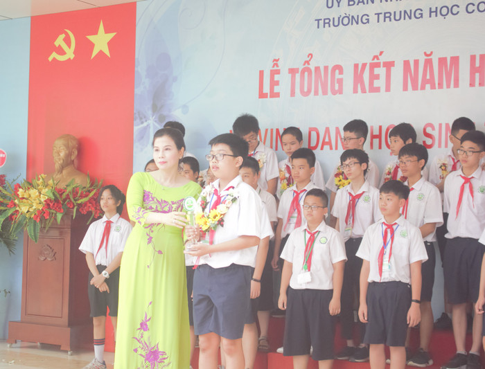 Một năm bội thu thành tích của nhà trường (Ảnh: Đức Minh) Một năm bội thu thành tích của nhà trường (Ảnh: Đức Minh)