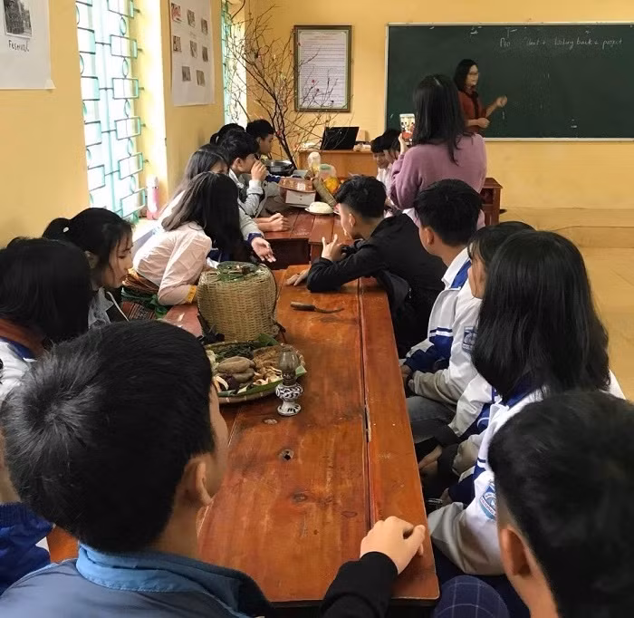 Tiết học tiếng Anh được lồng ghép với những hoạt động giao lưu văn hóa sôi nổi (Ảnh: Nhân vật cung cấp) Tiết học tiếng Anh được lồng ghép với những hoạt động giao lưu văn hóa sôi nổi (Ảnh: Nhân vật cung cấp)