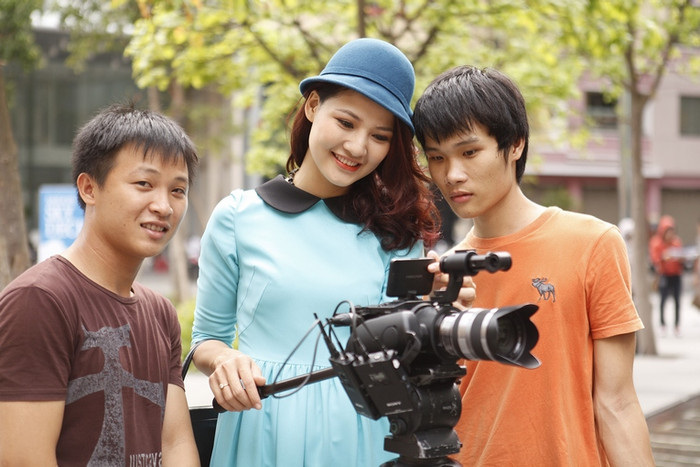 Lịch quay từ sáng sớm tinh mơ tới khoảng 10 h đêm nhưng lúc nào Quỳnh cũng thấy hào hứng, vui vẻ và làm việc hết mình.