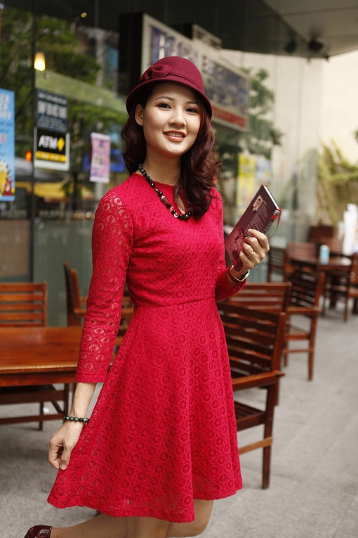 Đây là những hình ảnh của HH Trần Thị Quỳnh trong buổi quay chương trình S Việt Nam đầu tiên. Cô đầy phấn khởi và chấp nhận cái nắng nóng của Sài Gòn mà không hề biết... sợ.