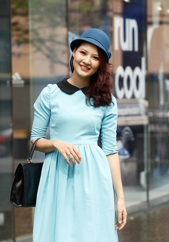 Những lúc nghỉ ngơi, cô còn tranh thủ... tạo dáng trên những khung cảnh đẹp của Sài Gòn.