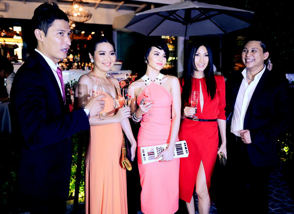 Các nghệ sĩ chụp ảnh kỷ niệm trong buổi họp mặt tại TP HCM. Ngày 20/5 đoàn Việt Nam sẽ lên đường tới Pháp và trở về vào ngày 25/5. Năm nay, để không gặp sự cố bị chê ăn mặc xấu, các nghệ sĩ nữ đã đặt nhà thiết kế Hoàng Hải may những bộ váy dạ hội lộng lẫy để sải bước trên thảm đỏ LHP Cannes. Các nghệ sĩ chụp ảnh kỷ niệm trong buổi họp mặt tại TP HCM. Ngày 20/5 đoàn Việt Nam sẽ lên đường tới Pháp và trở về vào ngày 25/5. Năm nay, để không gặp sự cố bị chê ăn mặc xấu, các nghệ sĩ nữ đã đặt nhà thiết kế Hoàng Hải may những bộ váy dạ hội lộng lẫy để sải bước trên thảm đỏ LHP Cannes.