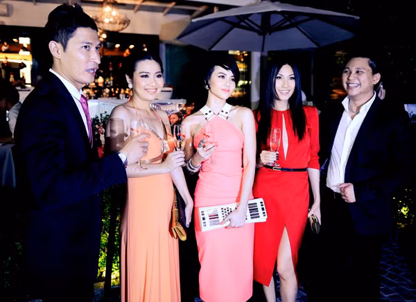 Các nghệ sĩ chụp ảnh kỷ niệm trong buổi họp mặt tại TP HCM. Ngày 20/5 đoàn Việt Nam sẽ lên đường tới Pháp và trở về vào ngày 25/5. Năm nay, để không gặp sự cố bị chê ăn mặc xấu, các nghệ sĩ nữ đã đặt nhà thiết kế Hoàng Hải may những bộ váy dạ hội lộng lẫy để sải bước trên thảm đỏ LHP Cannes.