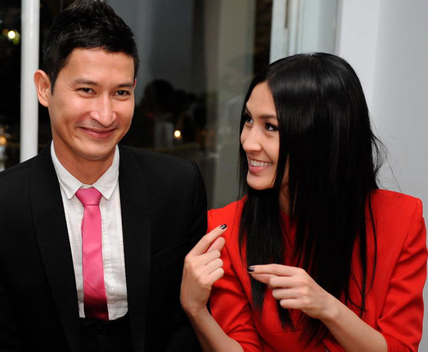 Diễn viên Kathy Uyên diện áo đỏ rực, sôi nổi trò chuyện cùng chàng đồng nghiệp Huy Khánh. Diễn viên Kathy Uyên diện áo đỏ rực, sôi nổi trò chuyện cùng chàng đồng nghiệp Huy Khánh.