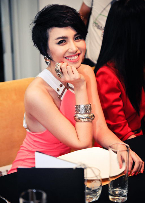 Người đẹp 'Cưới ngay kẻo lỡ' cười tươi rạng rỡ trước ống kính. Người đẹp 'Cưới ngay kẻo lỡ' cười tươi rạng rỡ trước ống kính.